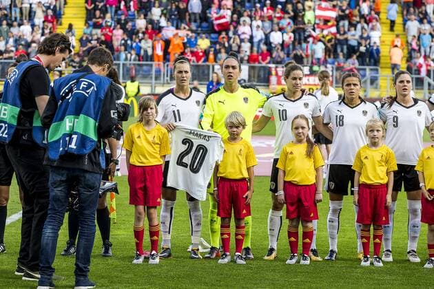 BREDA - 03-08-2017 Rat Verleghstadion. EK vrouwenvoetbal, Woman s Euro 2017, halve finale Denemarken - Oostenrijk. Viktoria Schnaderbeck draagt het shirt van Makas tijdens volkslied. Denemarken - Oostenrijk  x1661795x