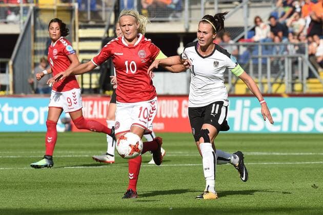 Fußball UEFA Women s Euro Halbfinale Dänemark - Österreich am 03.08.2017 im Rat Verlegh Stadion in Breda Pernille Harder ( Dänemark ), links - Viktoria Schnaderbeck ( Österreich ), rechts xRx