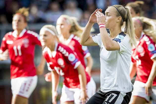 BREDA - 03-08-2017 Rat Verleghstadion. EK vrouwenvoetbal, Woman s Euro 2017, halve finale Denemarken - Oostenrijk. Sarah Puntigam neemt penalty, maar mist. Denemarken - Oostenrijk  x1661804x