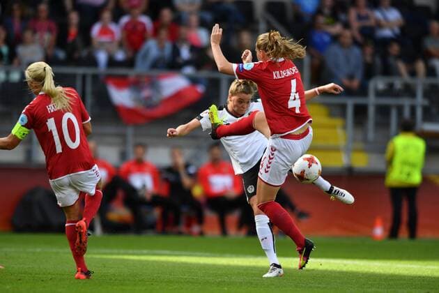 Verena Aschauer (Österreich) (19) schiesst aufs Tor Maja Kildemoes (Daenemark, Denmark) (4) versucht zu klären, Fussball, UEFA Women s EURO 2017,Halbfinale , Dänemark - Österreich, xmkx