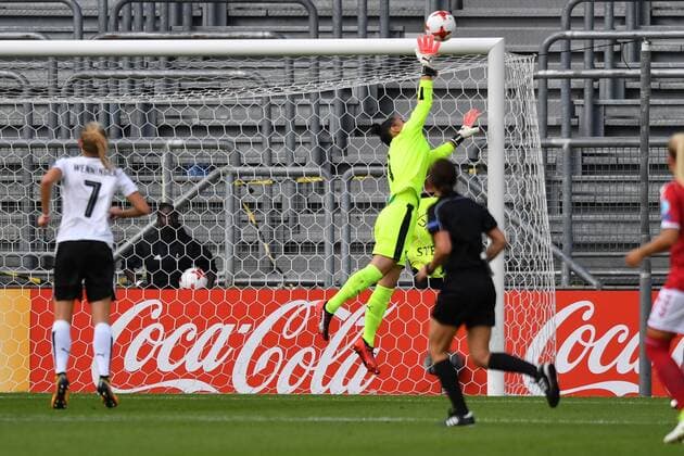 Manuela Zinsberger (Torwart, Österreich) (1) kann Ball ablenken, Fussball, UEFA Women s EURO 2017,Halbfinale , Dänemark - Österreich, xmkx