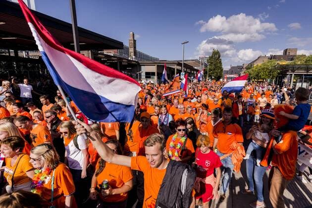 ENSCHEDE - 03-08-2017 , voetbal , WEURO 2017 halve finale , Stadion Grolsch Veste , seizoen 2017 2018 , Nederland - Engeland , Nederland supporters lopen in een stoet naar het stadion waar straks de halve finale gespeeld wordt Nederland - Engeland  x1661843x