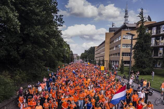Bilder des Tages - SPORT ENSCHEDE - 03-08-2017 , voetbal , WEURO 2017 halve finale , Stadion Grolsch Veste , seizoen 2017 2018 , Nederland - Engeland , Nederland supporters lopen in een stoet naar het stadion waar straks de halve finale gespeeld wordt Nederland - Engeland  x1661845x