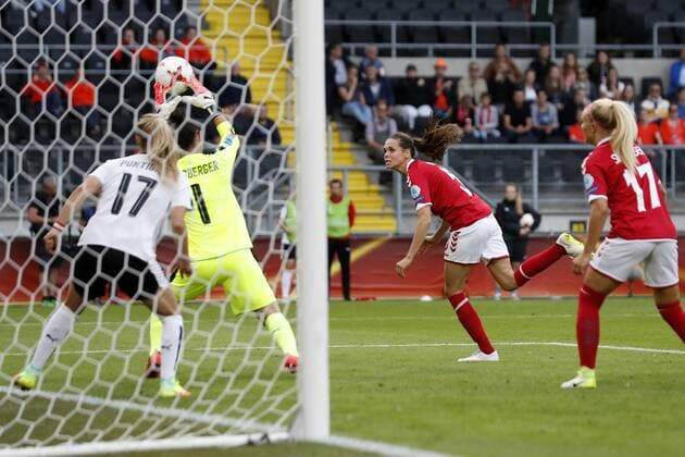 (L-R) Sarah Puntigam of Austria women, goalkeeper Manuela Zinsberger of Austria women, Simone Boye Sorensen of Denmark, Line Jensen of Denmark during the UEFA WEURO 2017 semi-final match between Denmark and Austria at the Rat Verlegh stadium on August 03, 2017 in Breda, The Netherlands Women: Denmark v Austria UEFA WEURO 2017 2017 2018 xVIxVIxImagesx xMauricexvanxSteenxIVx 8379820