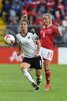 Fußball UEFA Women s Euro Halbfinale Dänemark - Österreich am 03.08.2017 im Rat Verlegh Stadion in Breda Nadine Prohaska ( Österreich ), vorne - Theresa Nielsen ( Dänemark ), hinten xRx