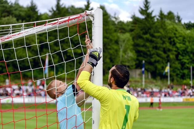 Bilder des Tages - SPORT 170803 FC Fola Esch malvakt Thomas Hym hjälper domaren att reparera nätet inför fotbollsmatchen i kvalet till Europa League mellan Fola Esch och Östersund den 3 augusti 2017 i Esch-sur-Alzette.  Copyright: PETTERxARVIDSON BB170803PA046