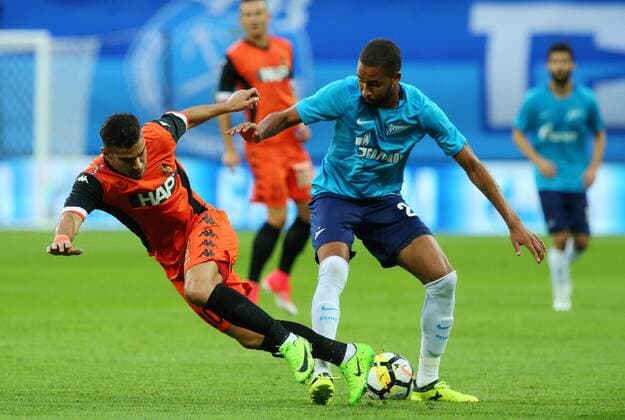 ST PETERSBURG, RUSSIA - AUGUST 3, 2017: Bnei Yehuda Tel Aviv s Roei Gordana (L) and Zenit St Petersburg s Hernani Azevedo Junior fight for the ball in the second leg of their UEFA Europa League Third qualifying round tie at Krestovsky Stadium. Peter Kovalev TASS  TS05A0FE