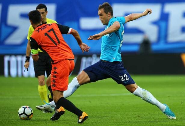 ST PETERSBURG, RUSSIA - AUGUST 3, 2017: Bnei Yehuda Tel Aviv s Itzik Azuz (L) and Zenit St Petersburg s Artyom Dzyuba fight for the ball in the second leg of their UEFA Europa League Third qualifying round tie at Krestovsky Stadium. Peter Kovalev TASS  TS05A100