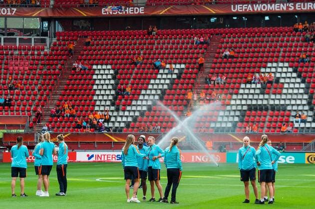 the players of The Netherlands arrive at the pitch during the semi-final UEFA WEURO 2017 match between The Netherlands and England at the Grolsch Veste on August 3, 2017 in Enschede, the Netherlands Women: The Netherlands v England UEFA WEURO 2017 2017 2018 xVIxVIxImagesx xGerritxvanxKeulenxIVx 8379840