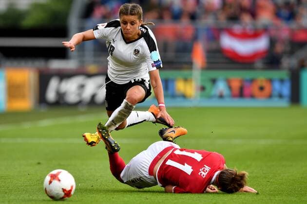 Bilder des Tages - SPORT SOCCER - UEFA EURO EM Europameisterschaft Fussball 2017 BREDA,NETHERLANDS,03.AUG.17 - WOMEN SOCCER - UEFA Women s European Championship EM Europameisterschaft 2017, semifinal, Denmark vs Austria. Image shows Laura Feiersinger (AUT) and Katrine Veje (DEN). GEPAxpictures xFlorianxErtl