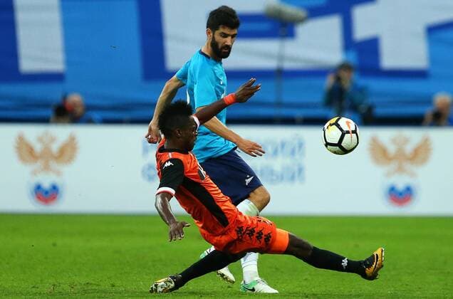 ST PETERSBURG, RUSSIA - AUGUST 3, 2017: Bnei Yehuda Tel Aviv s Mavis Tchibota (L) and Zenit St Petersburg s Luis Neto fight for the ball in the second leg of their UEFA Europa League Third qualifying round tie at Krestovsky Stadium. Peter Kovalev TASS  TS05A106