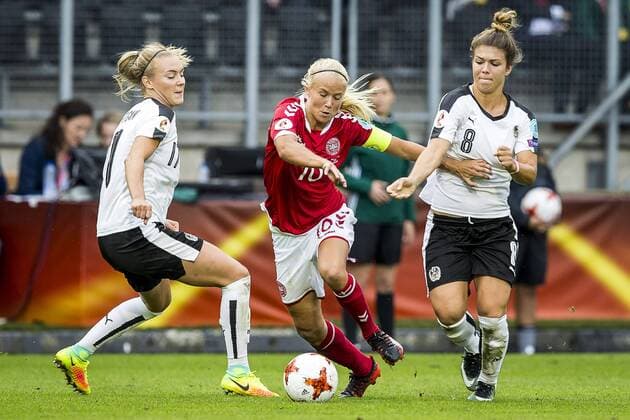 BREDA - 03-08-2017 Rat Verleghstadion. EK vrouwenvoetbal, Woman s Euro 2017, halve finale Denemarken - Oostenrijk. Actie met (L-R) Pernille Harder en Nadine Prohaska. Denemarken - Oostenrijk  x1661896x
