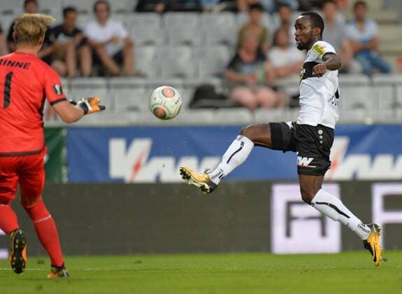 Bilder des Tages - SPORT SOCCER - UEFA EL quali, Altach vs Gent INNSBRUCK,AUSTRIA,03.AUG.17 - SOCCER - UEFA Europa League qualification, SCR Altach vs KAA Gent. Image shows Nicolas Moumi Ngamaleu (Altach) and Jacob Rinne (Gent). GEPAxpictures xAmirxBeganovic