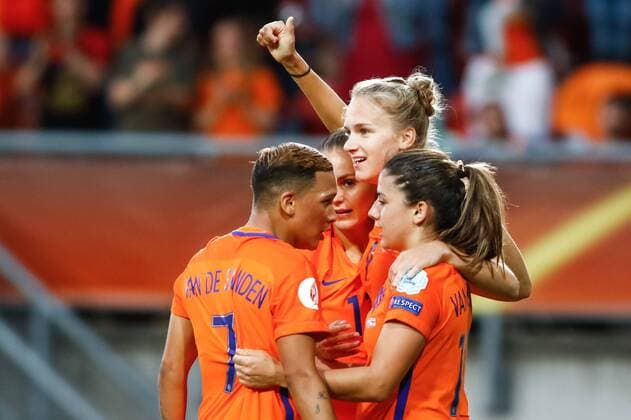 ENSCHEDE - 03-08-2017 , voetbal , WEURO 2017 halve finale , Stadion Grolsch Veste , seizoen 2017 2018 , Nederland - Engeland , Nederland speelster Vivianne Miedema (m) viert de 1-0 met Nederland speelster Danielle van de Donk (l) en Nederland speelster Shanice van de Sanden (r) Nederland - Engeland  x1661958x