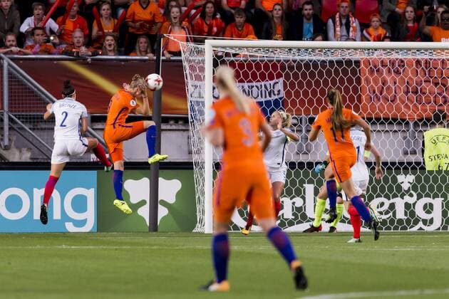Bilder des Tages - SPORT ENSCHEDE - 03-08-2017 , voetbal , WEURO 2017 halve finale , Stadion Grolsch Veste , seizoen 2017 2018 , Nederland - Engeland , Nederland speelster Vivianne Miedema kopt de 1-0 binnen Nederland - Engeland  x1661959x