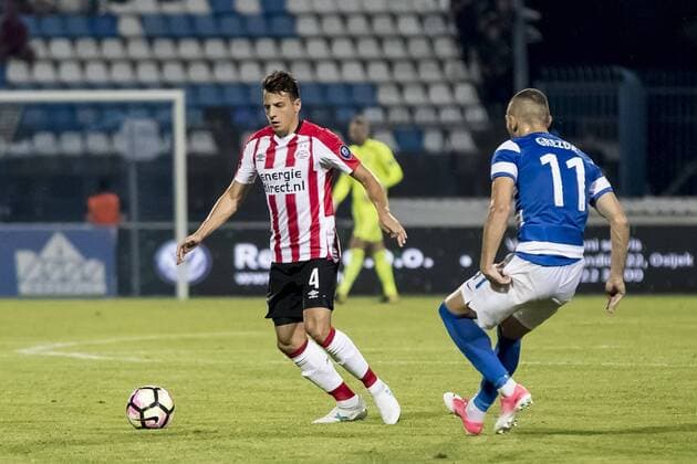 OSIJEK, NK Osijek - PSV, 3-8-2017, voetbal, seizoen 2017-2018, voorronde Europa League, Gradski stadion, PSV speler Santiago Arias (L), Osijek speler Eros Grezda (R) Osijek - PSV  x1661980x
