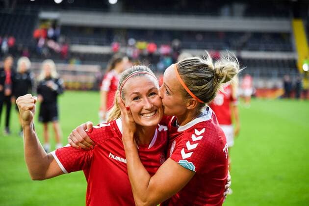 Theresa Nielsen (Dänemark) (8) erhält einen Siegerkuss von Sanne Troelsgaard (Daenemark, Denmark) (7), Fussball, UEFA Women s EURO 2017,Halbfinale , Dänemark - Österreich, xmkx