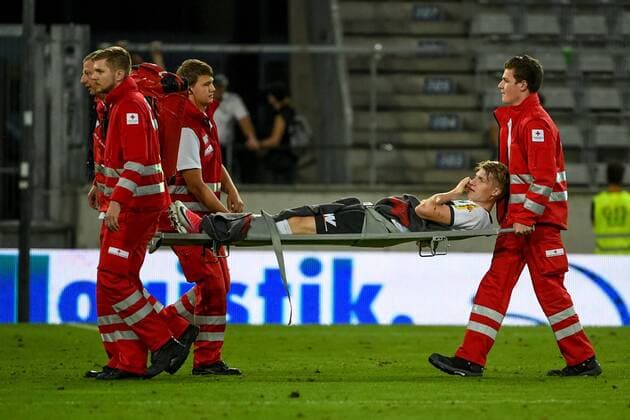 SOCCER - UEFA EL quali, Altach vs Gent INNSBRUCK,AUSTRIA,03.AUG.17 - SOCCER - UEFA Europa League qualification, SCR Altach vs KAA Gent. Image shows paramedics with Simon Piesinger (Altach). GEPAxpictures xOliverxLerch