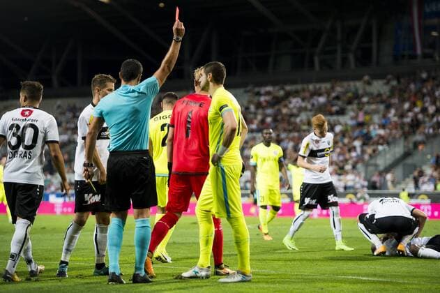 Bilder des Tages - SPORT Gent s Stefan Mitrovic receives a red card from Referee Nicolas Rainville a soccer game between Austrian team SC Rheindorf Altach and Belgian club KAA Gent, the return leg of the third qualifying round for the UEFA Europa League competition, Thursday 03 August 2017 in Altach, Austria. The first leg resulted in a 1-1 draw. JASPERxJACOBS  x05143307x