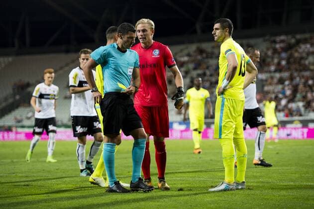 Gent s Stefan Mitrovic receives a red card from Referee Nicolas Rainville a soccer game between Austrian team SC Rheindorf Altach and Belgian club KAA Gent, the return leg of the third qualifying round for the UEFA Europa League competition, Thursday 03 August 2017 in Altach, Austria. The first leg resulted in a 1-1 draw. JASPERxJACOBS  x05143308x