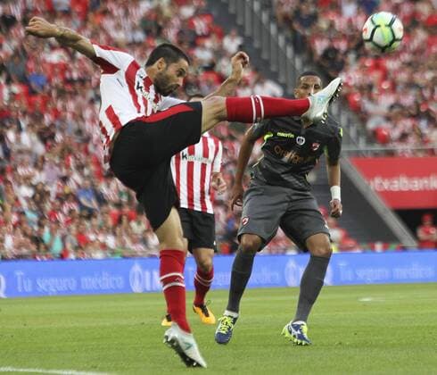 Bilder des Tages - SPORT Athletic Bilbao s midfielder Mikel Vesga (L) vies for the ball with Dinamo Bucharest s Rivaldinho during the Europa League third round second leg qualifier between Athletic Club Bilbao and Dinamo Bucharest, at the San Mames stadum in Bilbao, Basque Country, Spain, 03 August 2017. ATHLETIC CLUB VS. DINAMO BUCAREST !ACHTUNG: NUR REDAKTIONELLE NUTZUNG!  Copyright: xMiguelxTonax PVA002 20170803-636373933077829598
