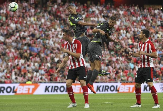 Athletic Bilbao s Laporte (L) and Aritz Aduriz vie for the ball with Dinamo Bucharest s Rivaldinho (2L) and Giorgos Katsikas during the Europa League third round second leg qualifier between Athletic Club Bilbao and Dinamo Bucharest, at the San Mames stadum in Bilbao, Basque Country, Spain, 03 August 2017. ATHLETIC CLUB VS. DINAMO BUCAREST !ACHTUNG: NUR REDAKTIONELLE NUTZUNG!  Copyright: xMiguelxTonax PVA005 20170803-636373934295253598