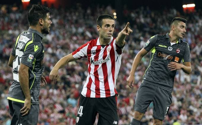 Athletic Bilbao s Markel Susaeta (C) and Dinamo Bucharest s Jose Romera during the Europa League third round second leg qualifier between Athletic Club Bilbao and Dinamo Bucharest, at the San Mames stadum in Bilbao, Basque Country, Spain, 03 August 2017. ATHLETIC CLUB VS. DINAMO BUCAREST !ACHTUNG: NUR REDAKTIONELLE NUTZUNG!  Copyright: xMiguelxTonax PVA016 20170803-636373951294096212