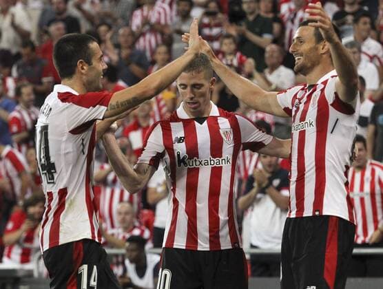Athletic Bilbao s Aritz Aduriz jubilates after scoring the third goal of the team with Susaeta (L) and Muniain during the Europa League third round second leg qualifier between Athletic Club Bilbao and Dinamo Bucharest, at the San Mames stadum in Bilbao, Basque Country, Spain, 03 August 2017. ATHLETIC CLUB VS. DINAMO BUCAREST !ACHTUNG: NUR REDAKTIONELLE NUTZUNG!  Copyright: xMiguelxTonax PVA019 20170803-636373983829924212