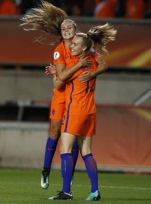 Bilder des Tages - SPORT (170804) -- ENSCHEDE, Aug. 4, 2017 -- Lieke Martens (L) of Netherlands hugs with Jill Roord after scoring during a UEFA Women s EURO 2017 soccer tournament semi-final match between Netherlands and England in Enschede, the Netherlands, Aug. 3, 2017. Netherlands won the game with 3-0. ) (SP)NETHERLANDS-UEFA-WOMEN S EURO-2017-SEMIFINAL-NETHERLANDS-ENGLAND YexPingfan 