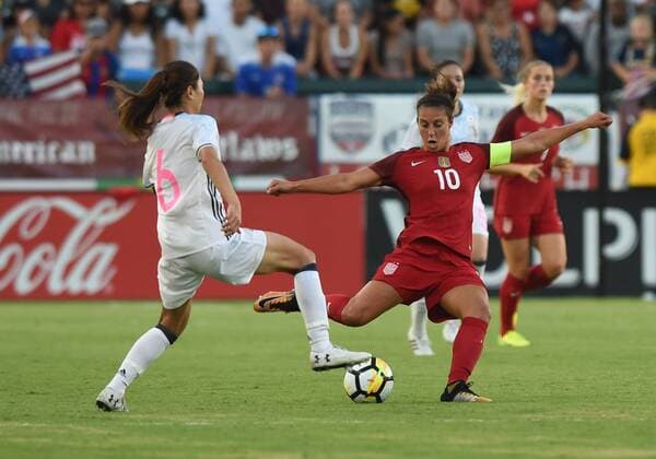 CARSON, CA - AUGUST 03: Carli Lloyd (10) of USA kicks the ball away from Rumi Utsugi (6) of Japan during the Tournament of Nations soccer match between USA and Japan on August 03, 2017 at StubHub Center in Carson, CA. (Photo by Chris Williams Icon Sportswire) SOCCER: AUG 03 Tournament of Nations - USA v Japan Icon00717080116214 EDITORIAL USE ONLY