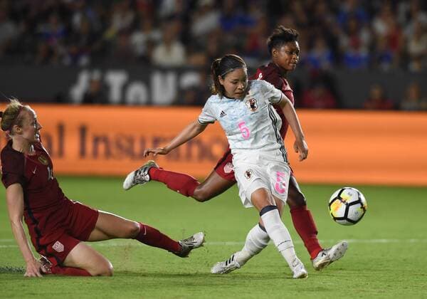 CARSON, CA - AUGUST 03: Madoka Haji (5) of Japan dribbles breaks away towards the net against Taylor Smith (16) of USA during the Tournament of Nations soccer match between USA and Japan on August 03, 2017 at StubHub Center in Carson, CA. USA defeated Japan 3-0, and Australia won the tournament. (Photo by Chris Williams Icon Sportswire) SOCCER: AUG 03 Tournament of Nations - USA v Japan Icon00717080116273 EDITORIAL USE ONLY