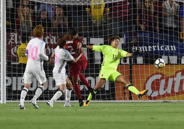 CARSON, CA - AUGUST 03: Ayaka Yamashita (18) of Japan makes a save on a shot by Sydney Leroux (2) of USA during the Tournament of Nations soccer match between USA and Japan on August 03, 2017 at StubHub Center in Carson, CA. USA defeated Japan 3-0, and Australia won the tournament. (Photo by Chris Williams Icon Sportswire) SOCCER: AUG 03 Tournament of Nations - USA v Japan Icon00717080116296 EDITORIAL USE ONLY