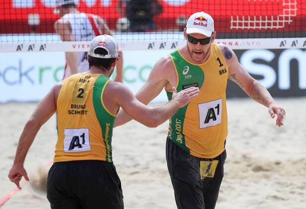 Beach volleyball Beachvolleyball - FIVB World Championships 2017 VIENNA,AUSTRIA,04.AUG.17 - BEACH VOLLEYBALL - FIVB World Championships. Image shows Bruno Oscar Schmidt and Alison Cerutti (BRA). GEPAxpictures xChristianxWalgram