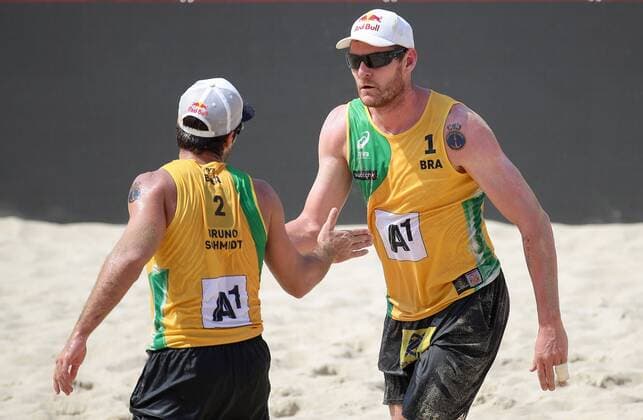 Beach volleyball Beachvolleyball - FIVB World Championships 2017 VIENNA,AUSTRIA,04.AUG.17 - BEACH VOLLEYBALL - FIVB World Championships. Image shows Bruno Oscar Schmidt and Alison Cerutti (BRA). GEPAxpictures xChristianxWalgram
