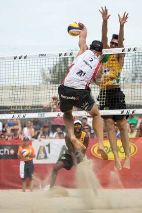 Bilder des Tages - SPORT Beach volleyball Beachvolleyball - FIVB World Championships 2017 VIENNA,AUSTRIA,04.AUG.17 - BEACH VOLLEYBALL - FIVB World Championships, men. Image shows Jan Smedins (LAT) and Andre Loyola Stein (BRA). GEPAxpictures xMaticxKlansek