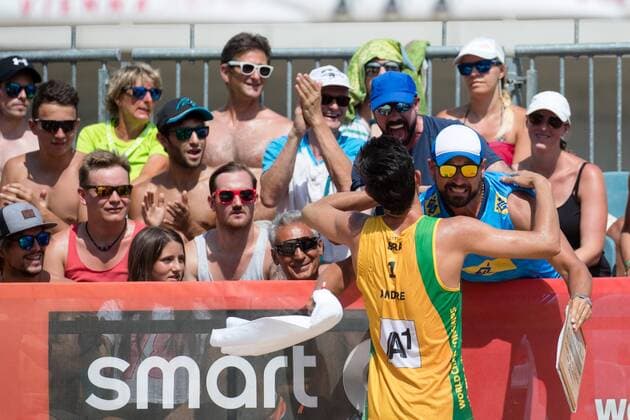 Beach volleyball Beachvolleyball - FIVB World Championships 2017 VIENNA,AUSTRIA,04.AUG.17 - BEACH VOLLEYBALL - FIVB World Championships, men. Image shows the rejoicing of Andre Loyola Stein (BRA) and fans. GEPAxpictures xMaticxKlansek