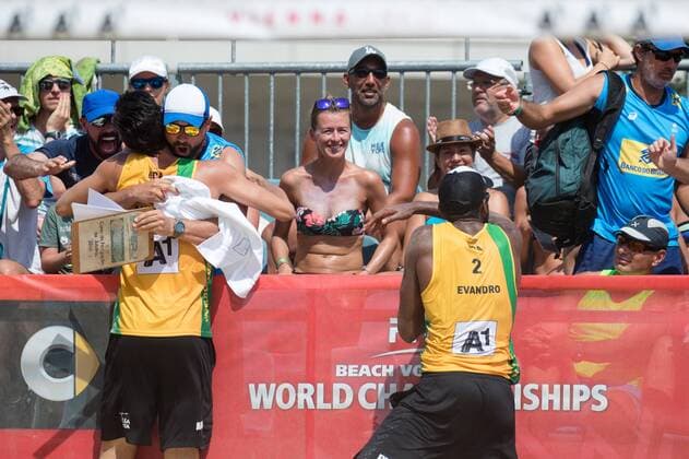 Beach volleyball Beachvolleyball - FIVB World Championships 2017 VIENNA,AUSTRIA,04.AUG.17 - BEACH VOLLEYBALL - FIVB World Championships, men. Image shows the rejoicing of Andre Loyola Stein and Evandro Goncalves Oliveira Junior (BRA) and fans. GEPAxpictures xMaticxKlansek