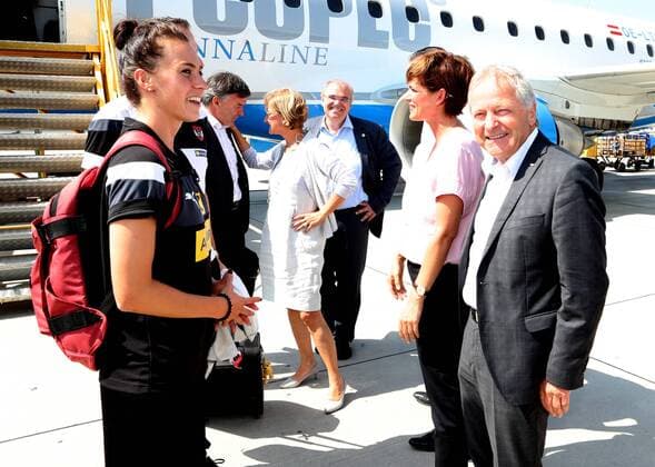 SOCCER - UEFA EURO EM Europameisterschaft Fussball 2017 SCHWECHAT,AUSTRIA,04.AUG.17 - WOMEN SOCCER - UEFA Women s European Championship EM Europameisterschaft 2017, arrival of team AUT at the airport Wien-Schwechat. Image shows Viktoria Schnaderbeck (AUT), sporting director Willi Ruttensteiner (OEFB), Johanna Mikl-Leitner, head coach Dominik Thalhammer (AUT) and president Leo Windtner (OEFB). GEPAxpictures xChristianxOrt