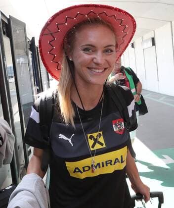 Bilder des Tages - SPORT SOCCER - UEFA EURO EM Europameisterschaft Fussball 2017 SCHWECHAT,AUSTRIA,04.AUG.17 - WOMEN SOCCER - UEFA Women s European Championship EM Europameisterschaft 2017, arrival of team AUT at the airport Wien-Schwechat. Image shows Sarah Puntigam (AUT). GEPAxpictures xChristianxOrt