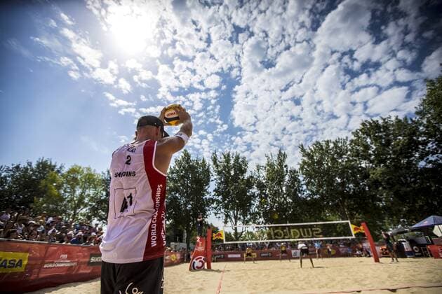 Bilder des Tages - SPORT VIENNA, AUSTRIA - AUGUST 04: Janis Smedins of Latvia serves the ball during Day 8 of the FIVB Beach volleyball Beachvolleyball World Championships 2017 on August 4, 2017 in Vienna, Austria. (Photo by Michael Kunkel Hoch Zwei) Vienna Austria xHOCHxZWEIx
