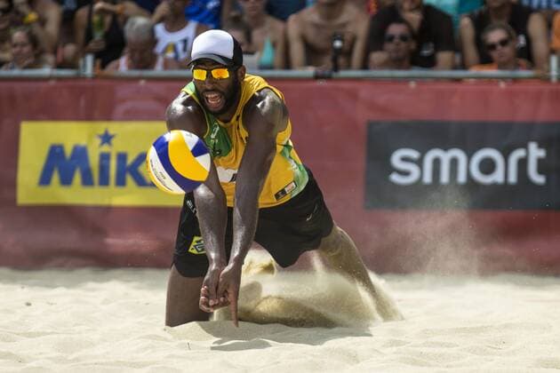 Bilder des Tages - SPORT VIENNA, AUSTRIA - AUGUST 04: Evandro Goncalves Oliveira Junior of Brazil in action during Day 8 of the FIVB Beach volleyball Beachvolleyball World Championships 2017 on August 4, 2017 in Vienna, Austria. (Photo by Michael Kunkel Hoch Zwei) Vienna Austria xHOCHxZWEIx