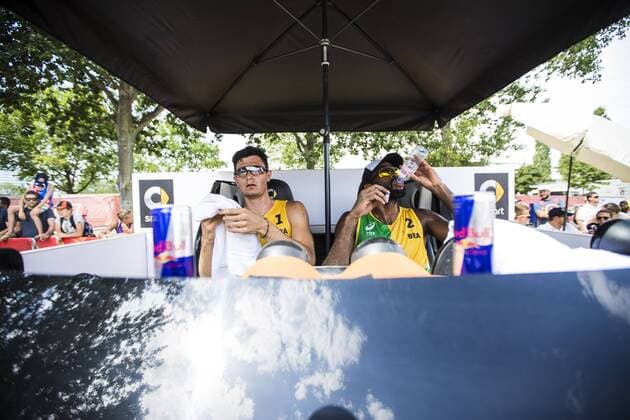 Bilder des Tages - SPORT VIENNA, AUSTRIA - AUGUST 04: Andre Loyola Stein and Evandro Goncalves Oliveira Junior of Brazil seen during Day 8 of the FIVB Beach volleyball Beachvolleyball World Championships 2017 on August 4, 2017 in Vienna, Austria. (Photo by Michael Kunkel Hoch Zwei) Vienna Austria xHOCHxZWEIx