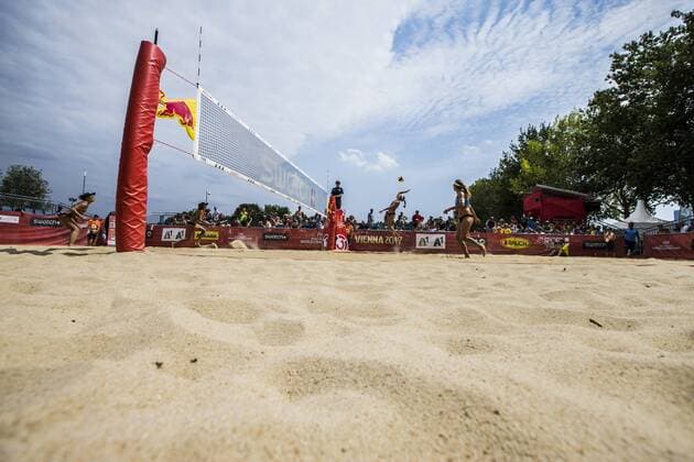 Bilder des Tages - SPORT VIENNA, AUSTRIA - AUGUST 04: Carolina Solberg Salgado of Brazil in action during Day 8 of the FIVB Beach volleyball Beachvolleyball World Championships 2017 during Day 8 of the FIVB Beach Volleyball World Championships 2017 on August 4, 2017 in Vienna, Austria. (Photo by Michael Kunkel Hoch Zwei) Vienna Austria xHOCHxZWEIx