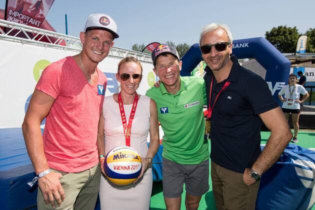 Beach volleyball Beachvolleyball - FIVB World Championships 2017 VIENNA,AUSTRIA,04.AUG.17 - BEACH VOLLEYBALL - FIVB World Championships. Image shows Thomas Morgenstern and Andreas Goldberger with fans at Volksbank stand. GEPAxpictures xMaticxKlansek