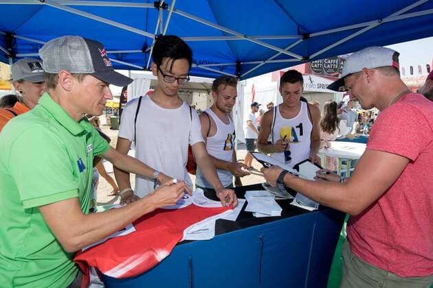 Beach volleyball Beachvolleyball - FIVB World Championships 2017 VIENNA,AUSTRIA,04.AUG.17 - BEACH VOLLEYBALL - FIVB World Championships. Image shows Andreas Goldberger and Thomas Morgenstern with fans at Volksbank stand. GEPAxpictures xMaticxKlansek