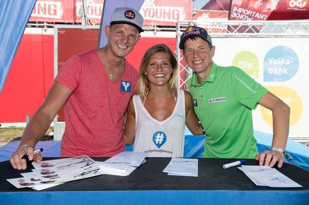 Beach volleyball Beachvolleyball - FIVB World Championships 2017 VIENNA,AUSTRIA,04.AUG.17 - BEACH VOLLEYBALL - FIVB World Championships. Image shows Andreas Goldberger and Thomas Morgenstern with fans at Volksbank stand. GEPAxpictures xMaticxKlansek