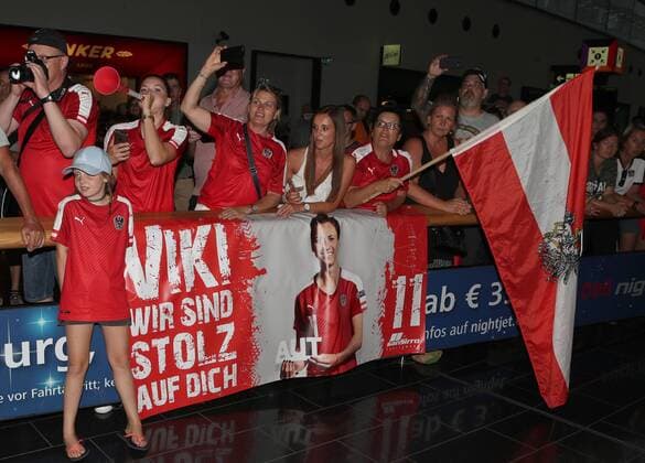 SOCCER - UEFA EURO EM Europameisterschaft Fussball 2017 SCHWECHAT,AUSTRIA,04.AUG.17 - WOMEN SOCCER - UEFA Women s European Championship EM Europameisterschaft 2017, arrival of team AUT at the airport Wien-Schwechat. Image shows fans. GEPAxpictures xChristianxOrt