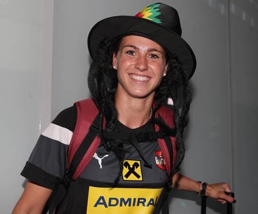 Bilder des Tages - SPORT SOCCER - UEFA EURO EM Europameisterschaft Fussball 2017 SCHWECHAT,AUSTRIA,04.AUG.17 - WOMEN SOCCER - UEFA Women s European Championship EM Europameisterschaft 2017, arrival of team AUT at the airport Wien-Schwechat. Image shows Viktoria Schnaderbeck (AUT). GEPAxpictures xChristianxOrt