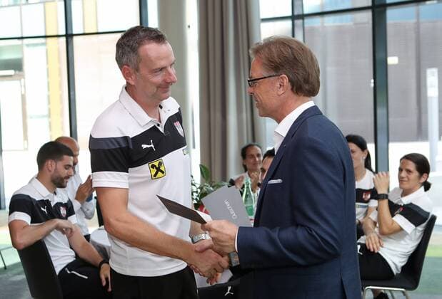 SOCCER - UEFA EURO EM Europameisterschaft Fussball 2017 VIENNA,AUSTRIA,04.AUG.17 - WOMEN SOCCER - UEFA Women s European Championship EM Europameisterschaft 2017, arrival at Vienna. Image shows teamchef Dominik Thalhammer (AUT) and Leodegar Pruschak (Raiffeisen). GEPAxpictures xChristianxWalgram