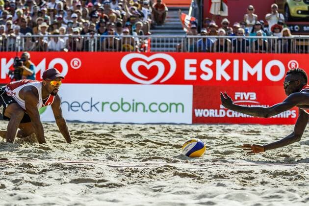Bilder des Tages - SPORT VIENNA, AUSTRIA - AUGUST 04: Jefferson Santos Pereira and Cherif Younousse of Qatar in action during Day 8 of the FIVB Beach volleyball Beachvolleyball World Championships 2017 on August 4, 2017 in Vienna, Austria. (Photo by Martin Steinthaler Hoch Zwei) Vienna Austria xHOCHxZWEIx